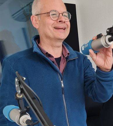 Hans Ludwig Meyer vor einem Radiomikrofon